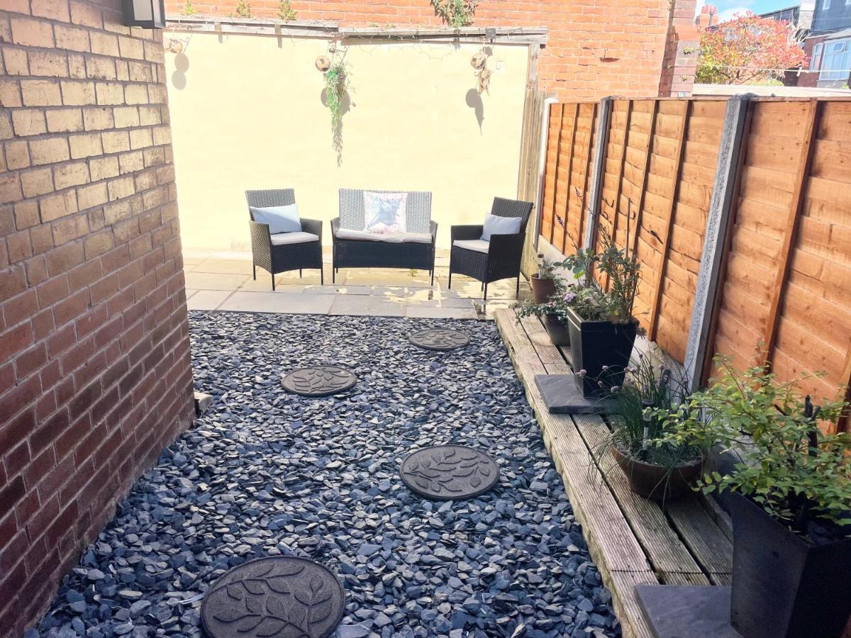Entire Holiday Home In Blackpool With Free Parking And A Private Patio Garden Exterior photo
