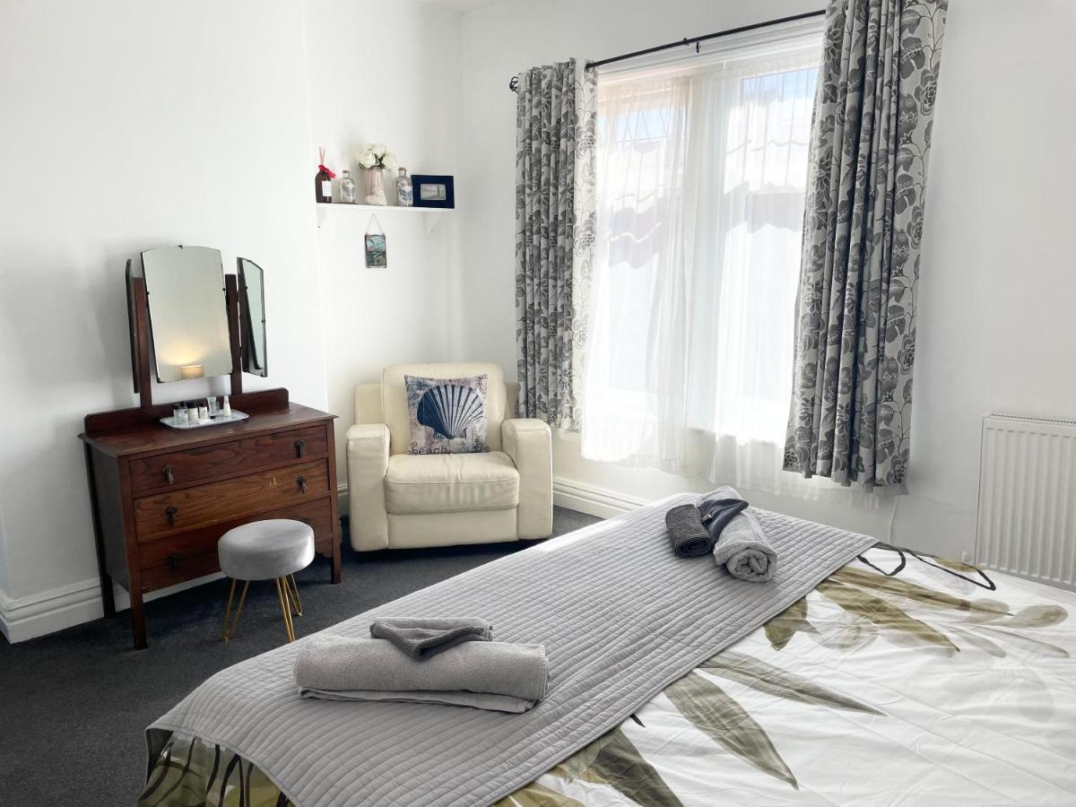 Entire Holiday Home In Blackpool With Free Parking And A Private Patio Garden Exterior photo