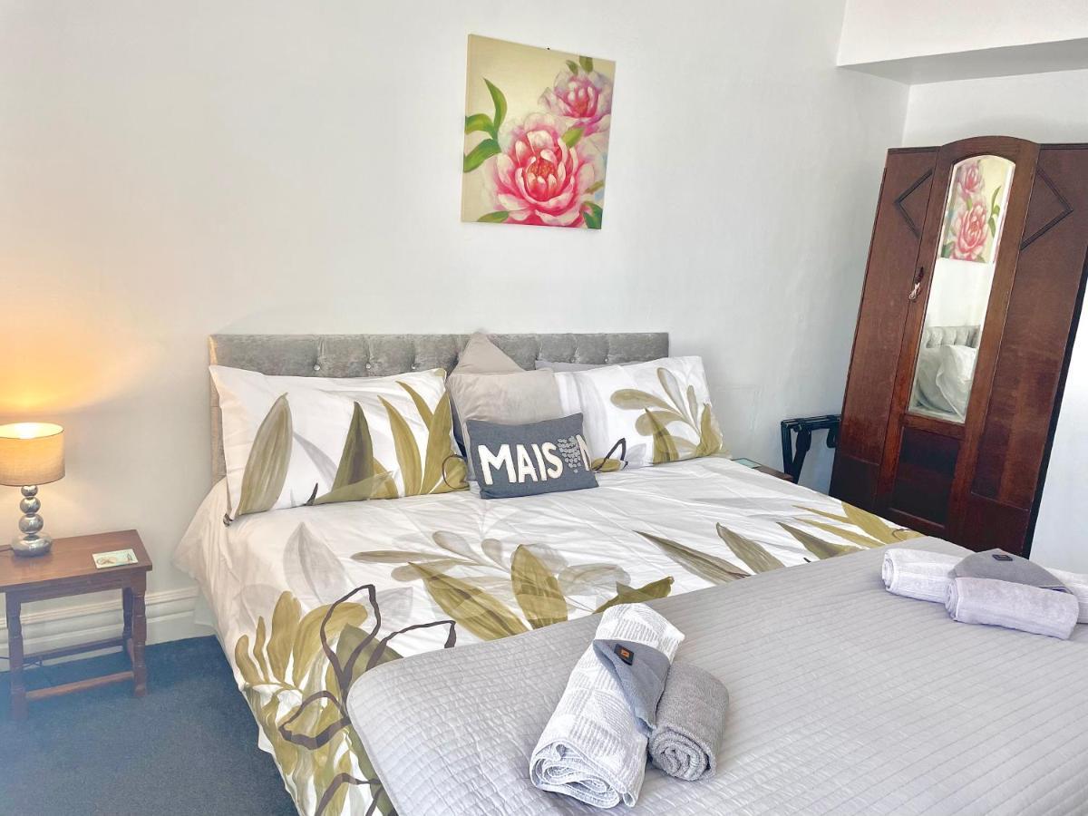Entire Holiday Home In Blackpool With Free Parking And A Private Patio Garden Exterior photo