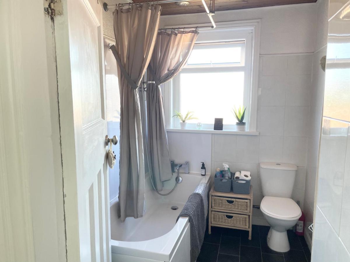 Entire Holiday Home In Blackpool With Free Parking And A Private Patio Garden Exterior photo