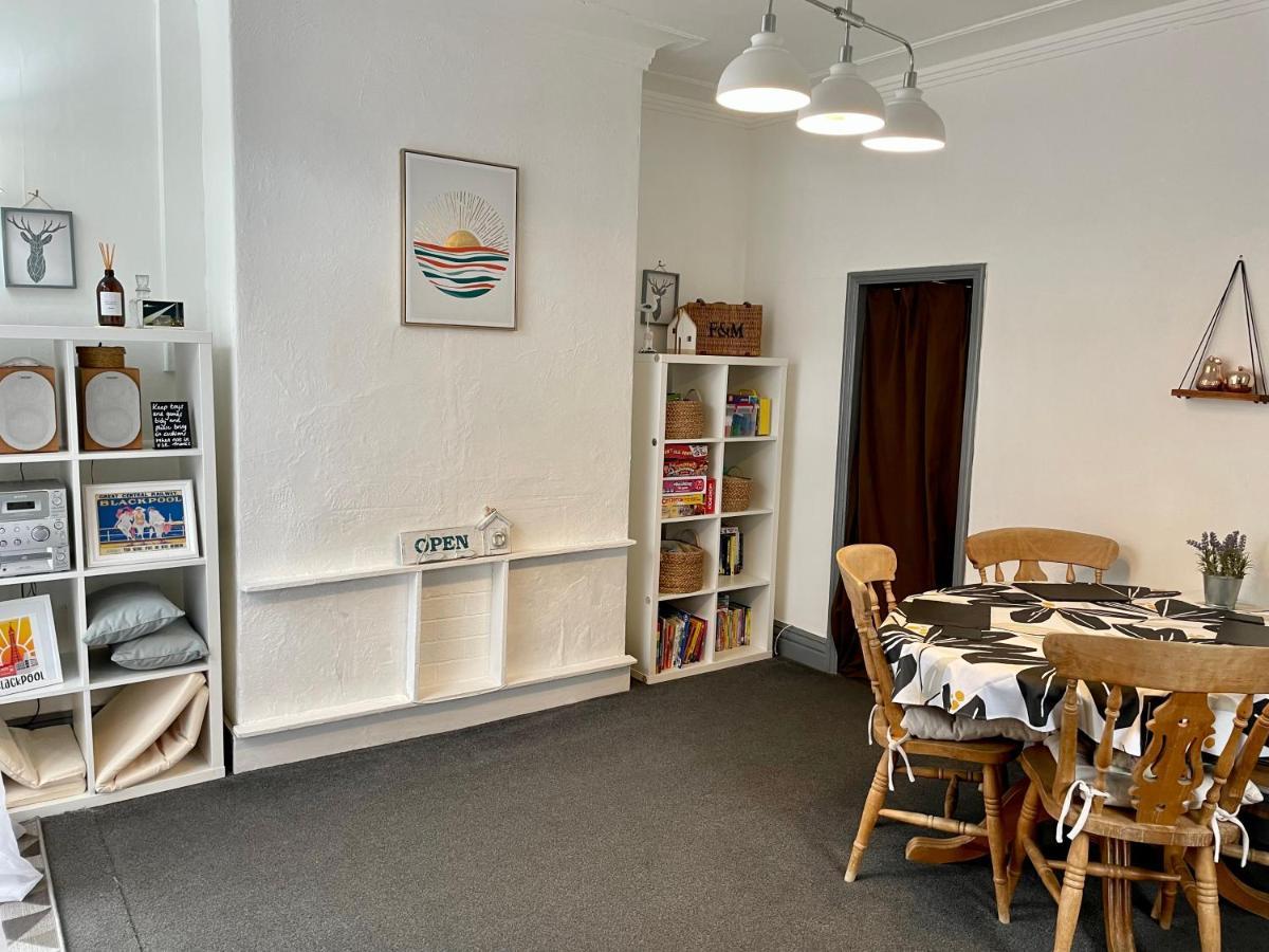 Entire Holiday Home In Blackpool With Free Parking And A Private Patio Garden Exterior photo