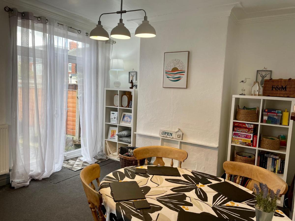 Entire Holiday Home In Blackpool With Free Parking And A Private Patio Garden Exterior photo
