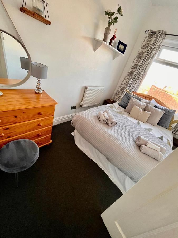 Entire Holiday Home In Blackpool With Free Parking And A Private Patio Garden Exterior photo